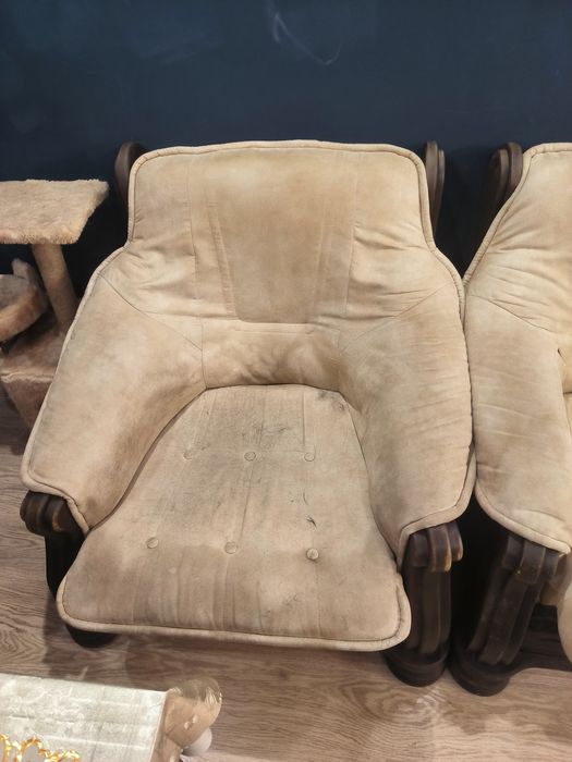 Диван і два крісла.