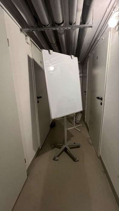 Flipchart magnetyczny na kółkach