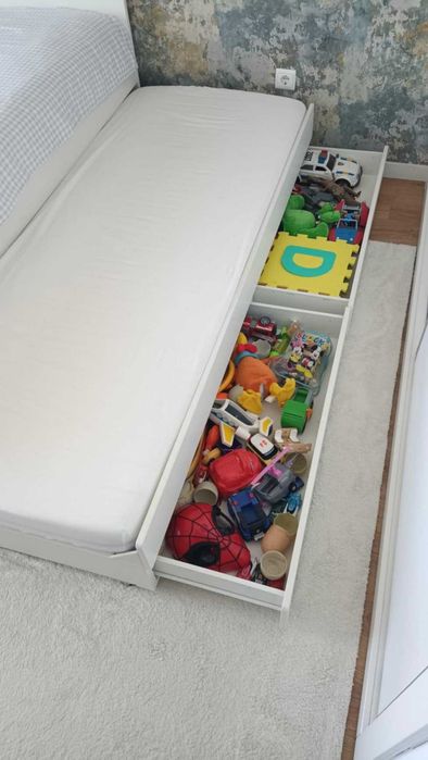 Cama Branca e colchão IKEA