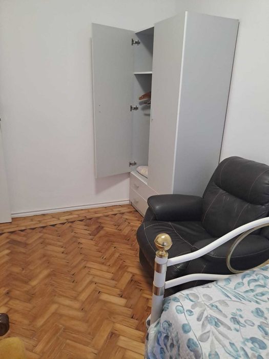 Quarto individual, em casa partilhada com mais 2 pessoas do sexo masculino