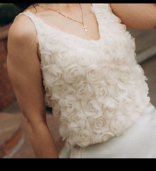 Топ з трояндами молочний