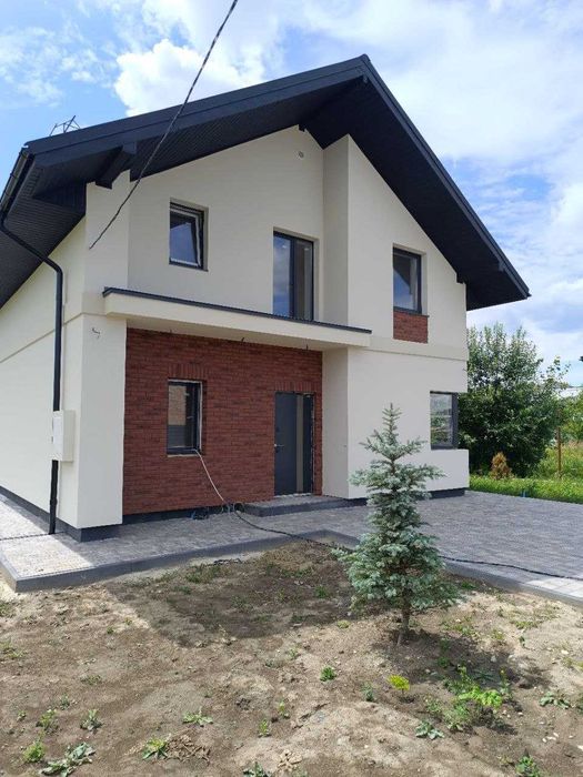 Продається особняк з прямокутною ділянкою, всі комунікації міські.