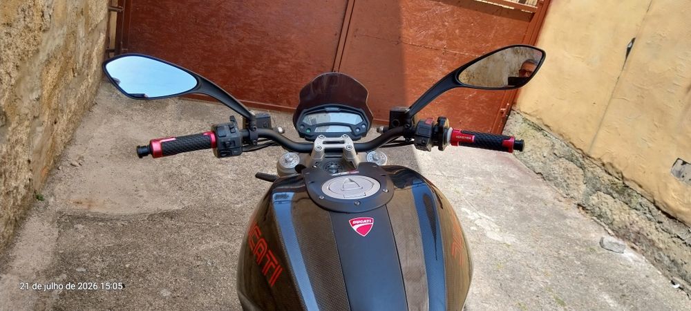 Ducati Monster com muitos extras