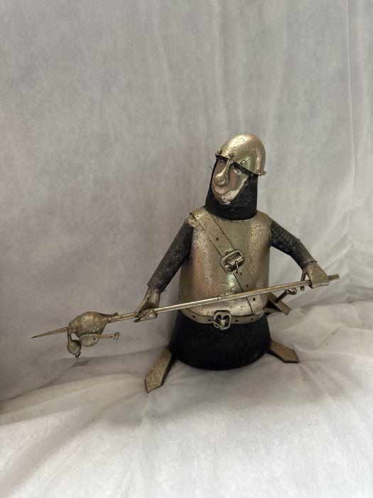 Estatuetas de soldados medievais em metal
