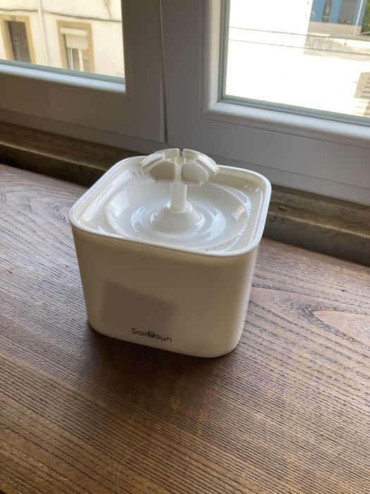 Fonte de agua para gatos