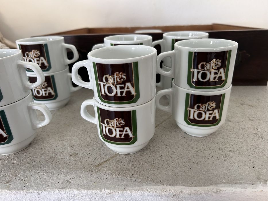 Chavenas de meia de leite e pires