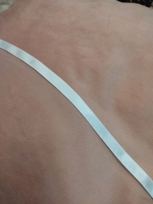 Фата білого та молочних кольорів