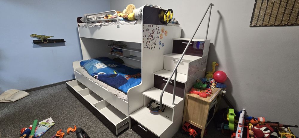 Łóżko piętrowe ze schodami