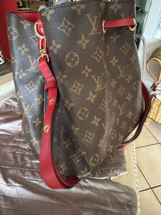 Bolsa de ombro que fecha com atilho