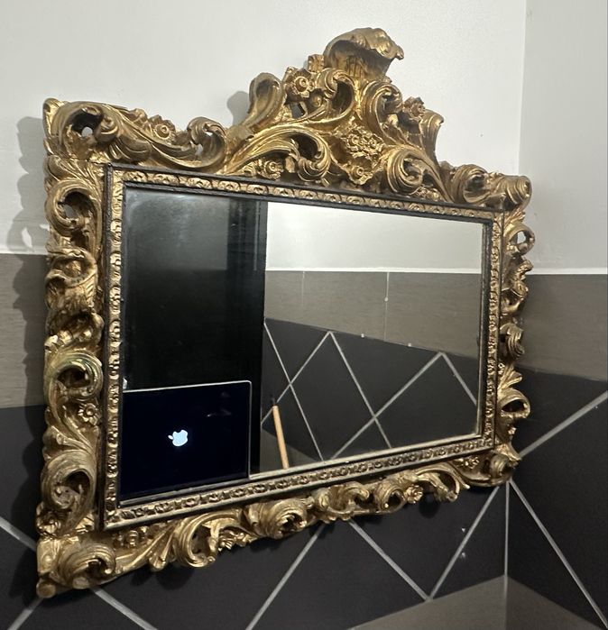 Espelho dourado em talha vintage com ipad Apple para ver filmes youtub