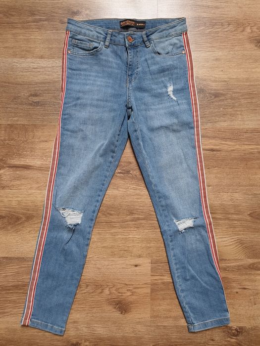 Jeansy skinny fit z przetarciami i lampasem