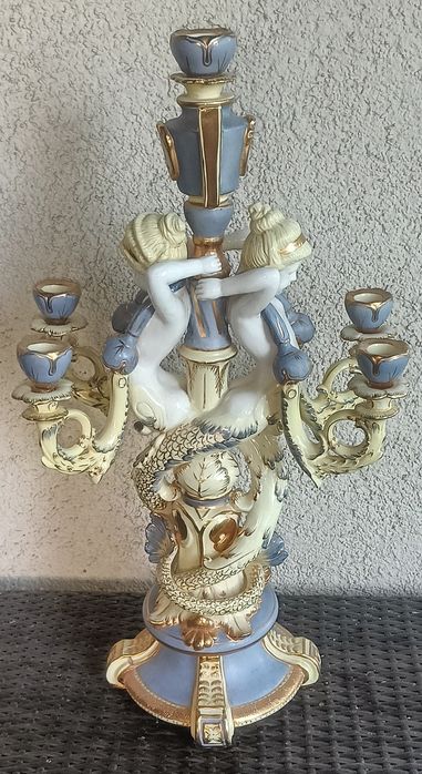 Świecznik z pięknej porcelany w stylu  barokowym Sygnowany