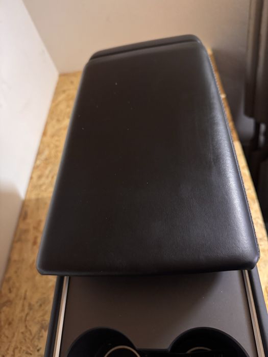 Консоль центральна Tesla Model 3