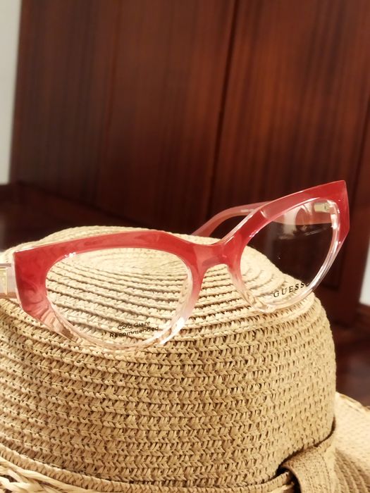 Óculos Guess vermelhos