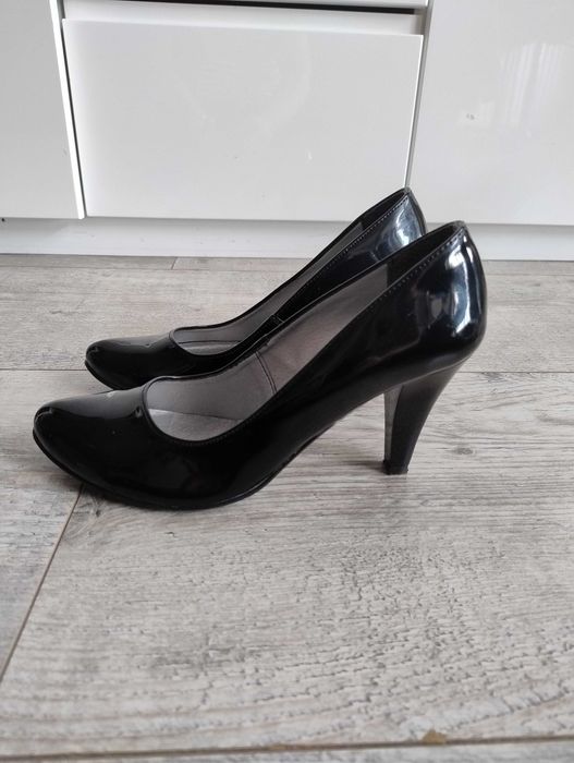 Buty na obcasie 39 lakierki czarne