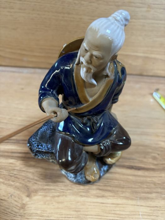 Figurka ceramiczna .