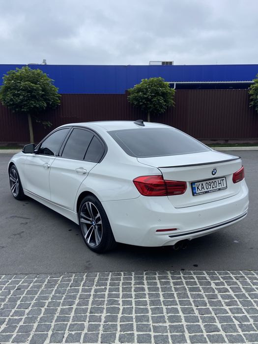 BMW 3 Series  330i  2016 рік 2,0