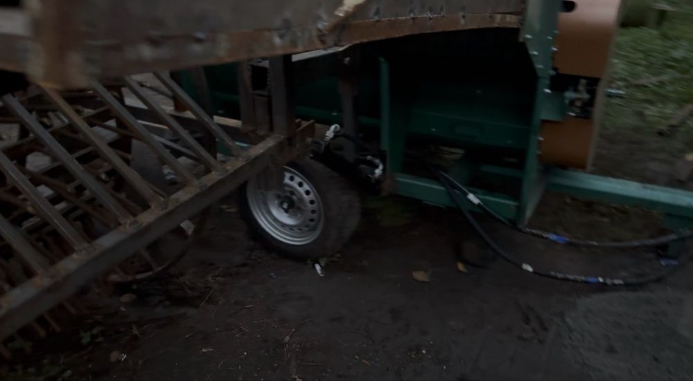 Гарбузовий комбайн з підборщиком