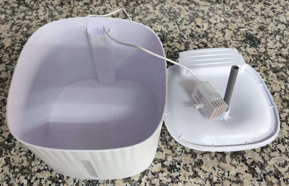 Fonte de água para animais nova