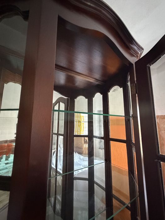 Vitrine em madeira