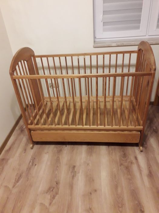 Łóżeczko drewniane z szuflada