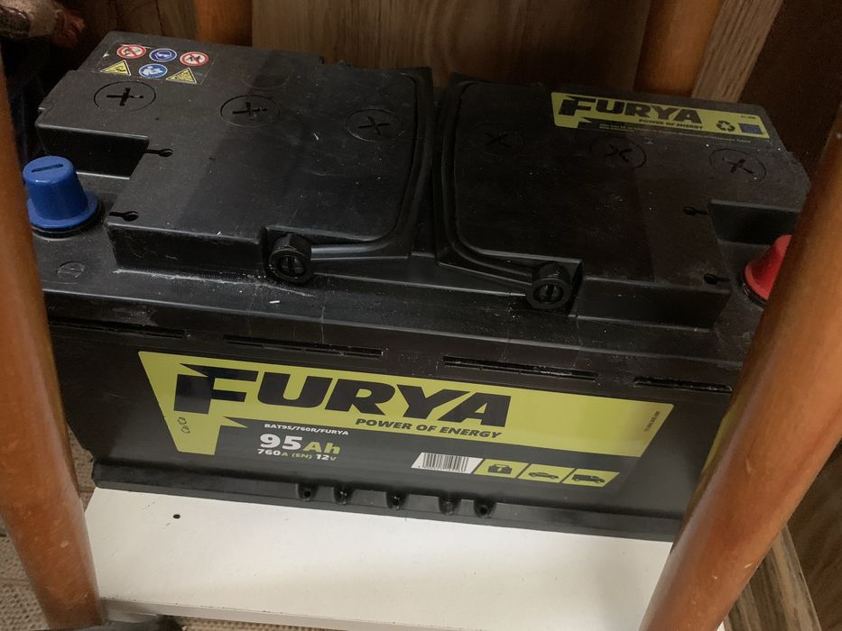 Новий інверторний перетворювач 12/220 + новий акумулятор 95А/, зарядка