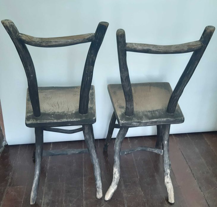 Duas Cadeiras Antigas Rústicas Madeira Maciça