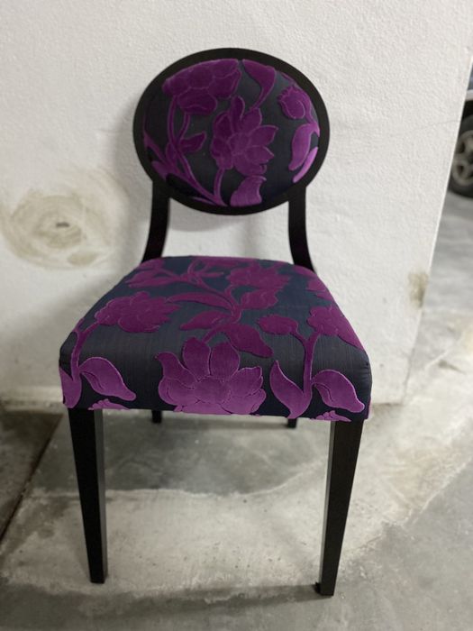 Cadeiras maciças como novas