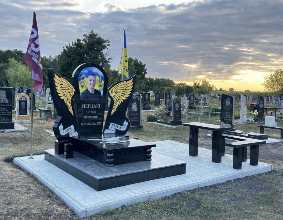 Гранитний памятник на могилу