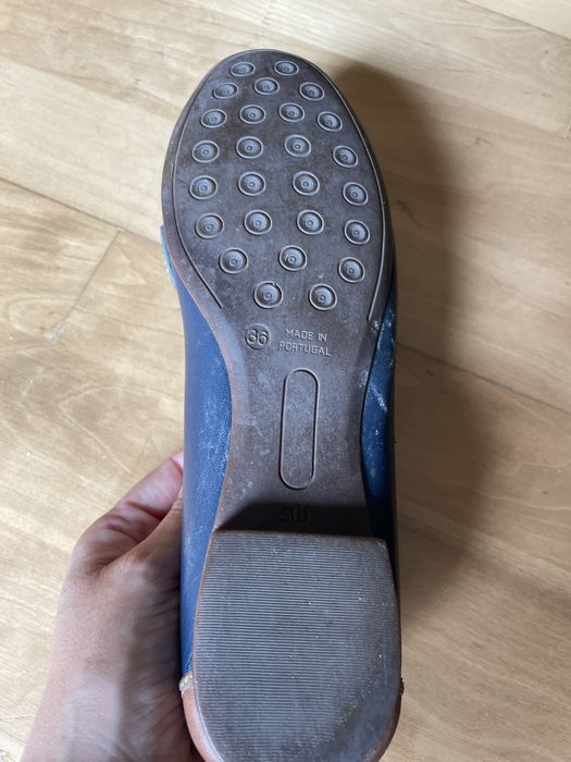 Mocassins azuis e bejes em pele