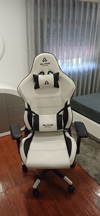 Cadeira Gaming Alpha Gamer Branca/
Preta