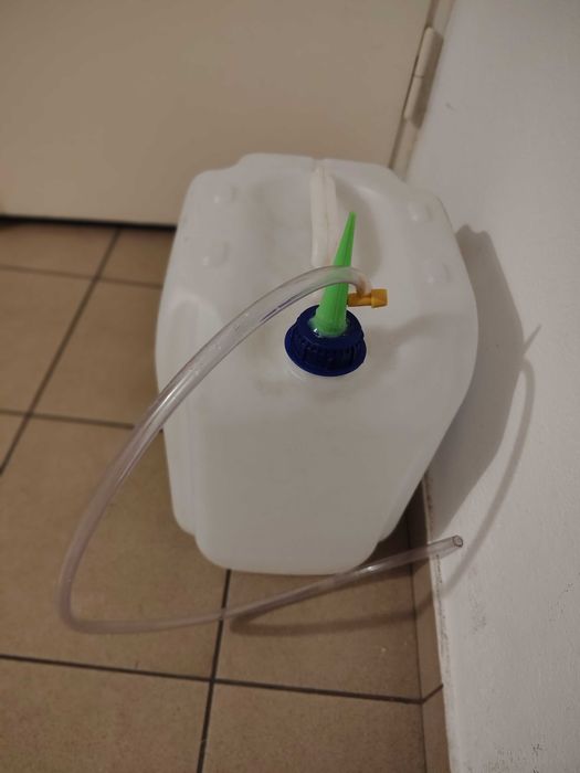 Zasobnik z kroplownikiem