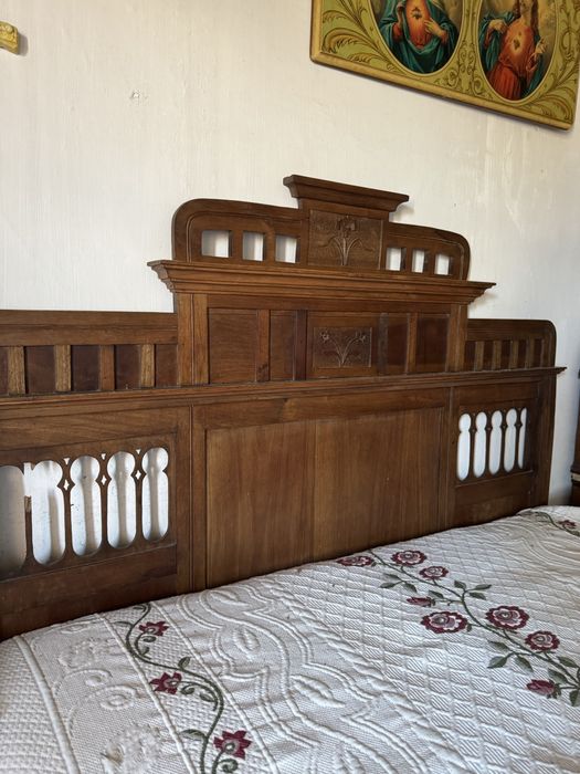 Cama e mesinhas de cabeceira antigas