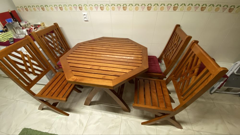 Mesa e 4 cadeiras em madeira de carvalho