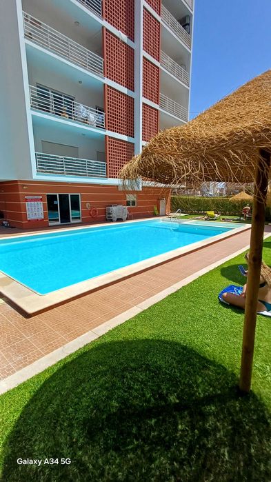 Apartamento T2 em condominio fechado com piscinas , perto da praia da rocha e rio