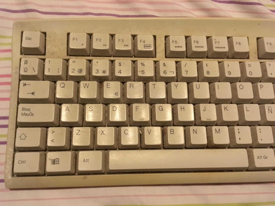 Old keyboard with Spanish layout64551344941954121