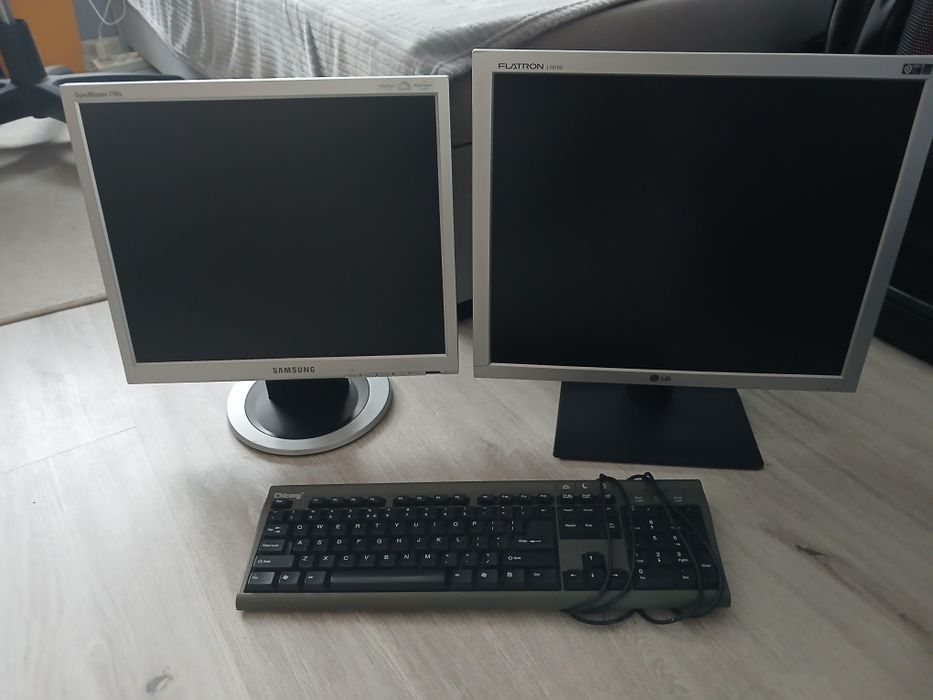 2 monitory z Klawiaturą