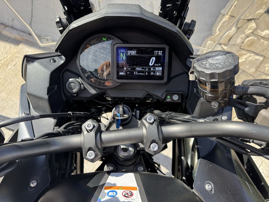 Vendo Kawasaki preta e branca , mota com revisoes srmpre feitas na M.