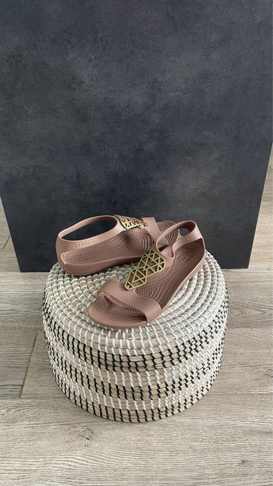 Crocs sandały serena embellish flip bronze W8 38/39