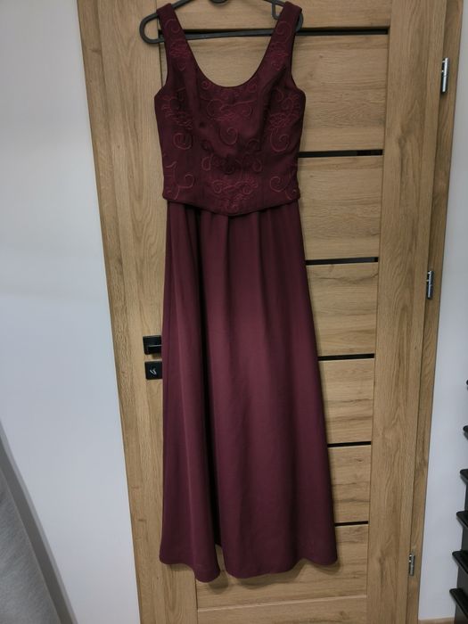 Długa suknia balowa ślubna bordowa na ramiączkach