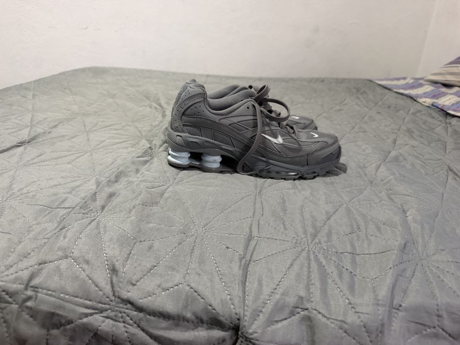 Nike Shox Ride 2 na combinação de cores cinzenta (geralmente designada como Cool Grey / Celestine Blue ou Anthracite).
