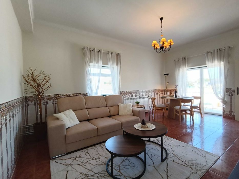 Apartamento renovado com jardim e garagem