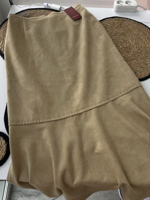 Замшева спідниця міді