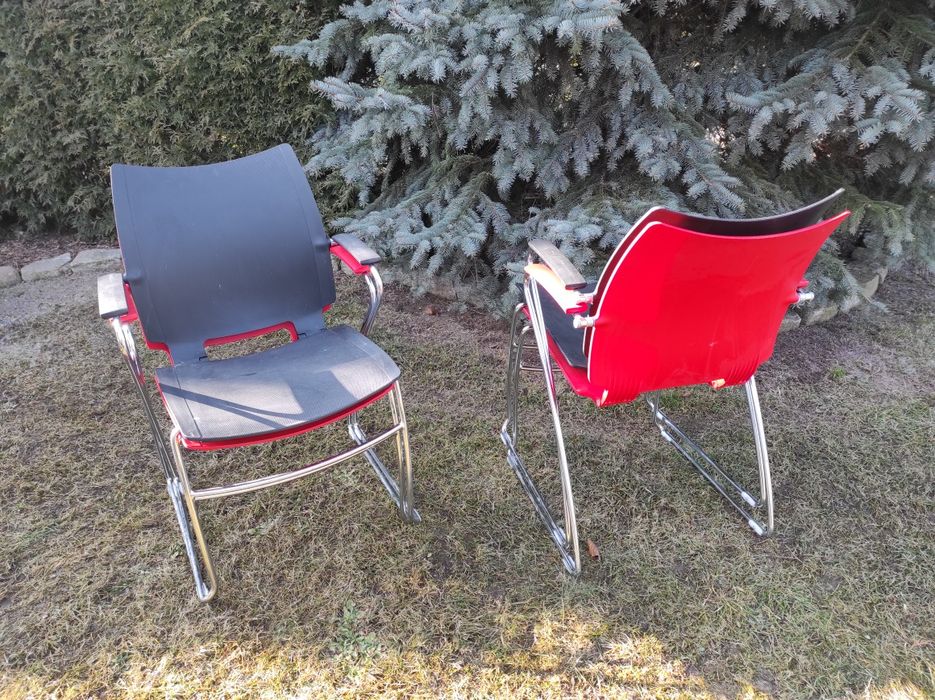 Krzesła, dwa czerwone