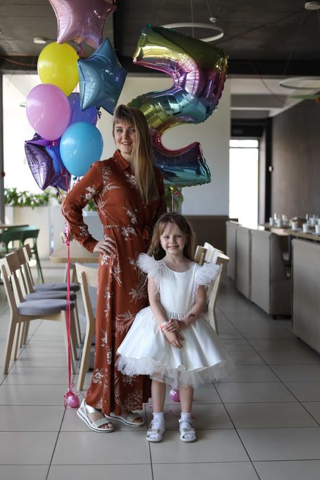 Пишна та яскрава сукня