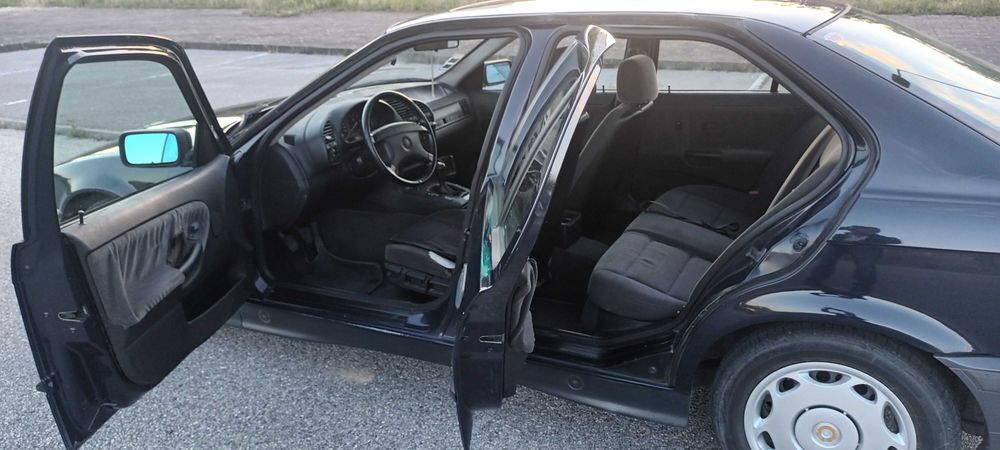 BMW 318I    1994