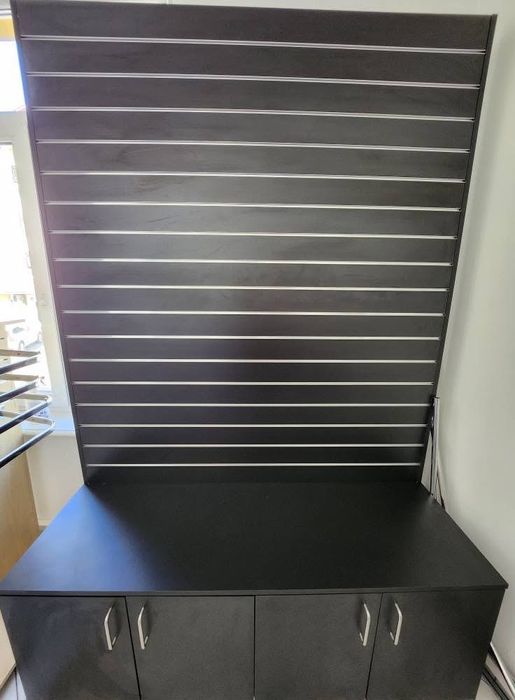 Panel Slatwall z szafką – wolnostojący