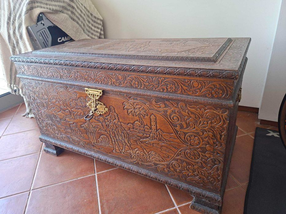 Arca Antiga em Madeira Maciça Trabalhada