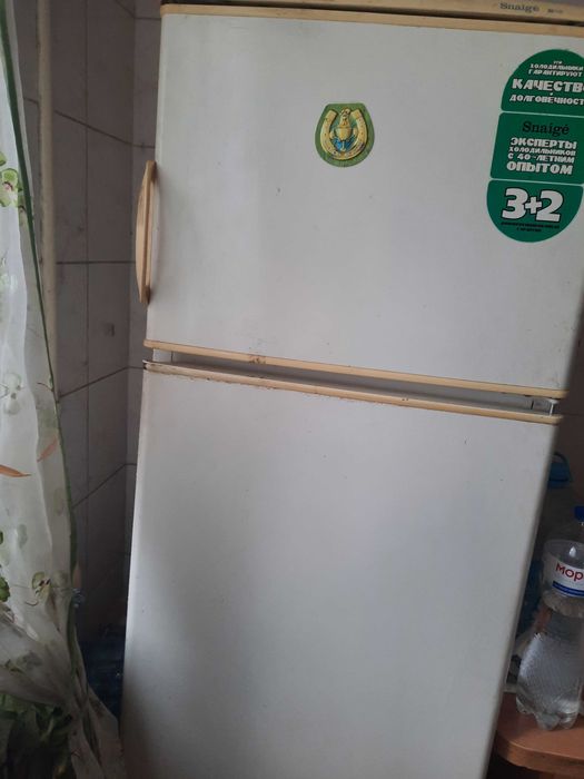Холодильник Снайге(поломано крепление дверцы)