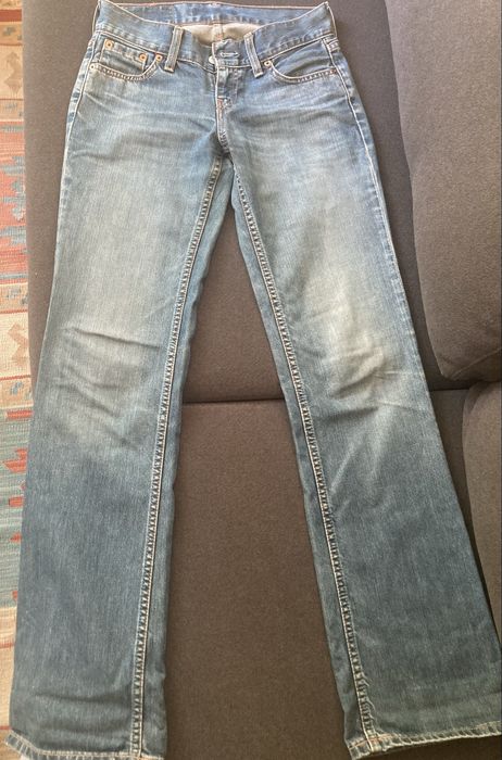 Calças Levis azuis escuras , corte a direito, estão como novas . N 36